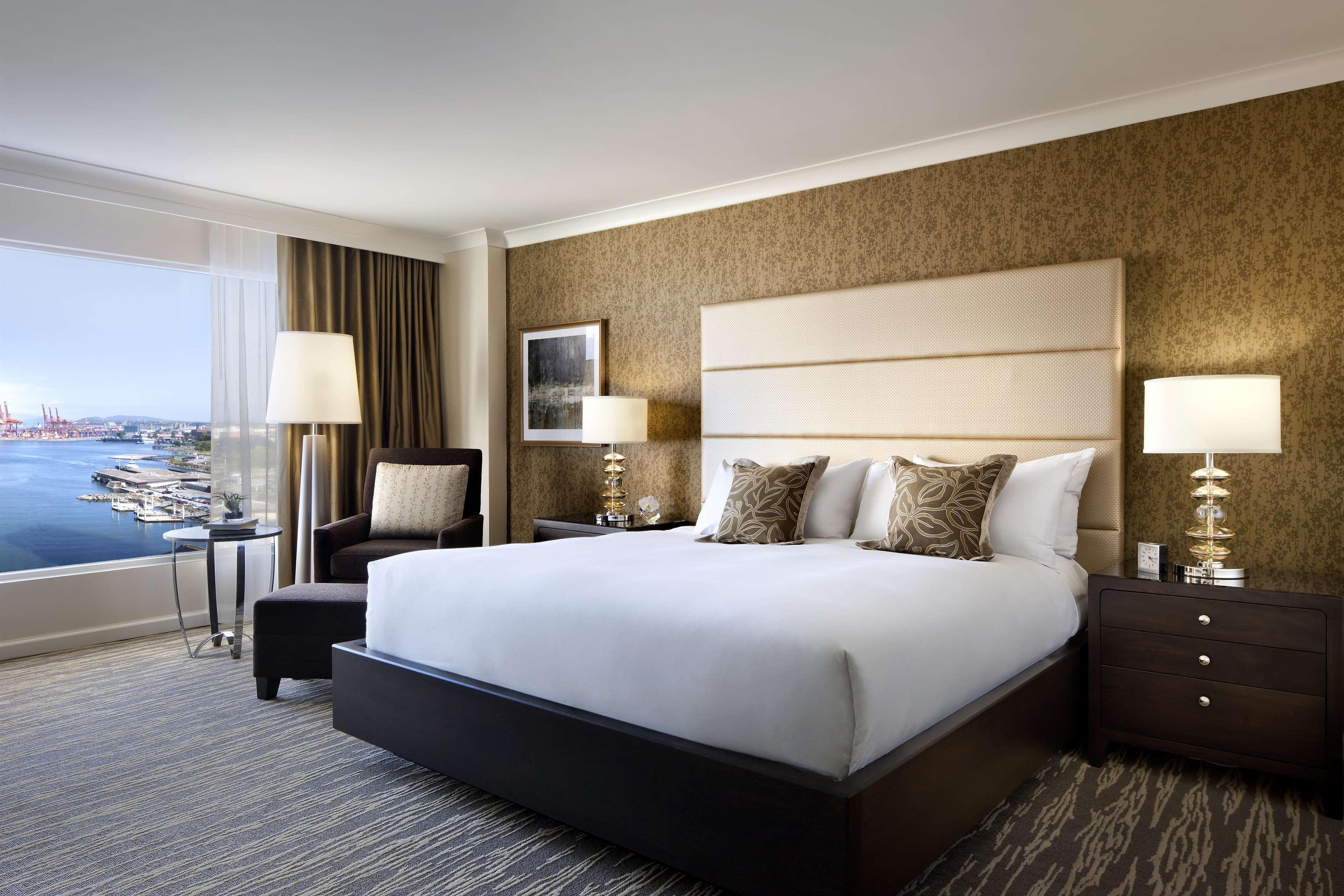 Fairmont Waterfront Hotel Vancouver Exterior photo A guest room at the Hilton San Diego Bayfront