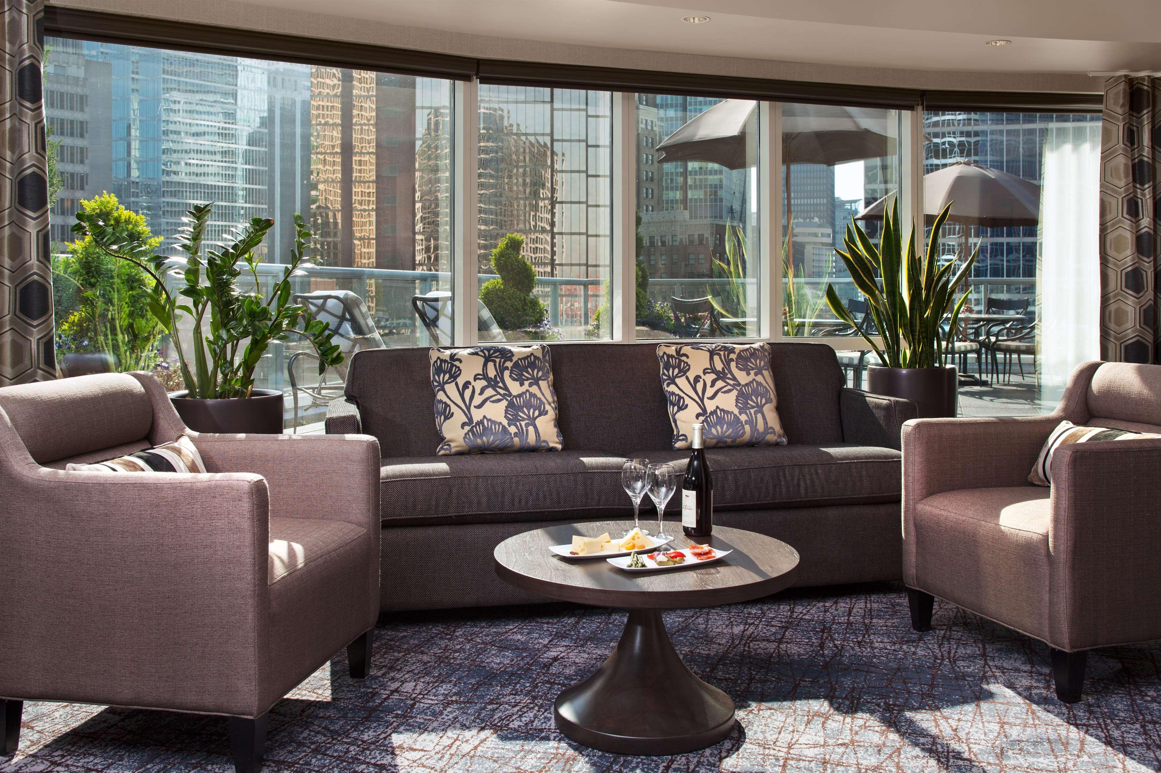 Fairmont Waterfront Hotel Vancouver Exterior photo The Club Lounge at the Ritz-Carlton, Hong Kong