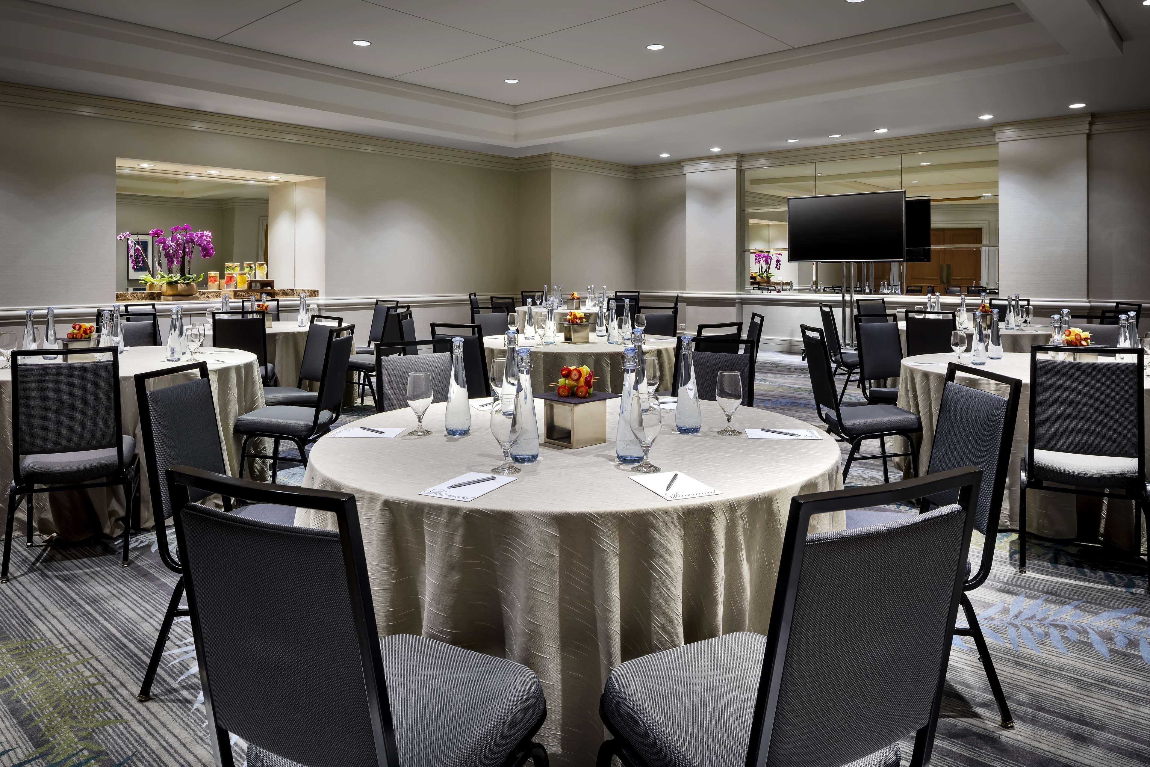 Fairmont Waterfront Hotel Vancouver Exterior photo The Westin Detroit-Renaissance