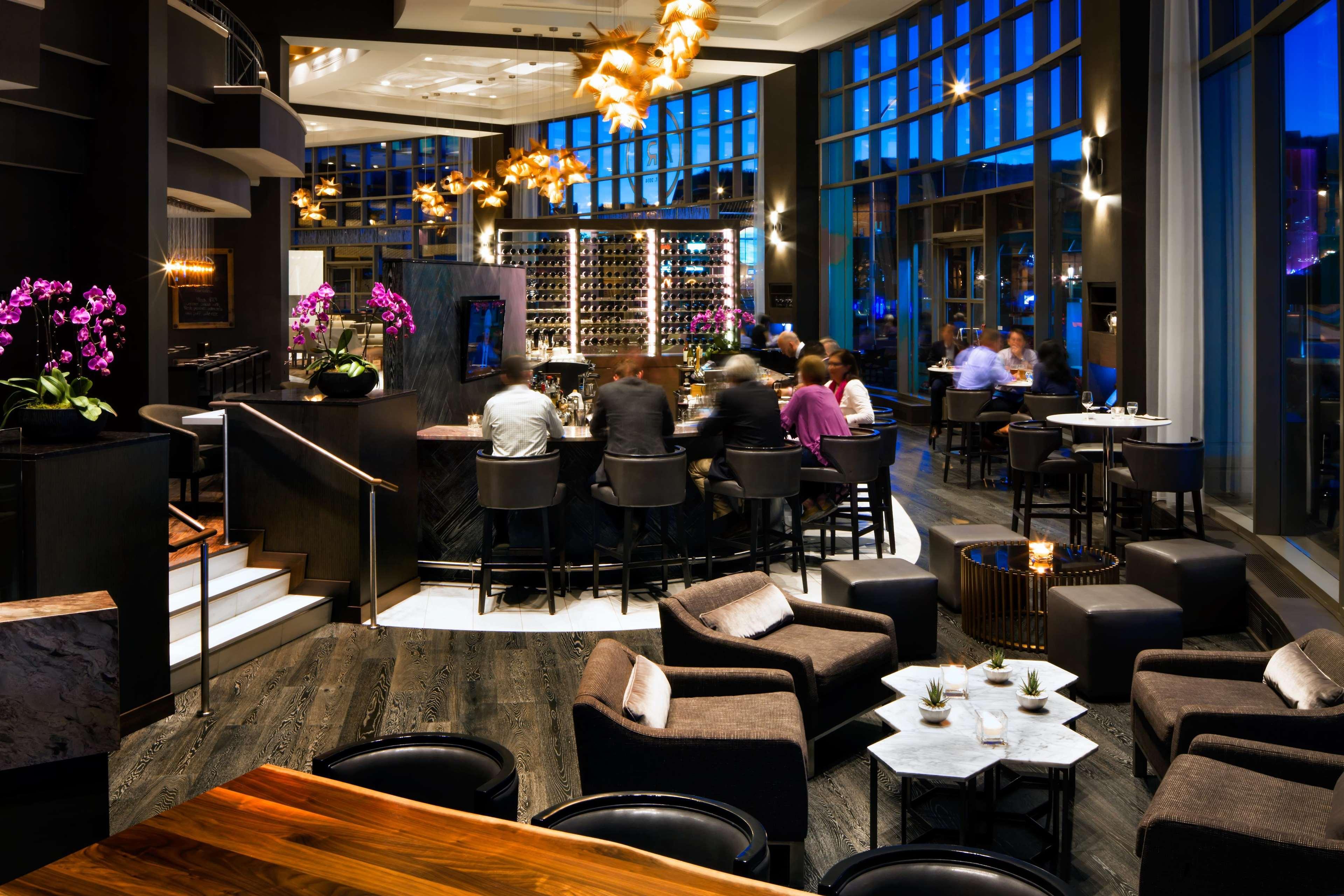 Fairmont Waterfront Hotel Vancouver Exterior photo The bar at the 19th floor