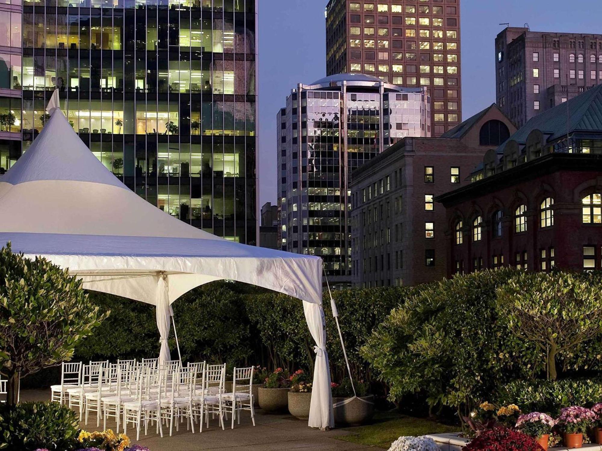 Fairmont Waterfront Hotel Vancouver Exterior photo The Garden at Night