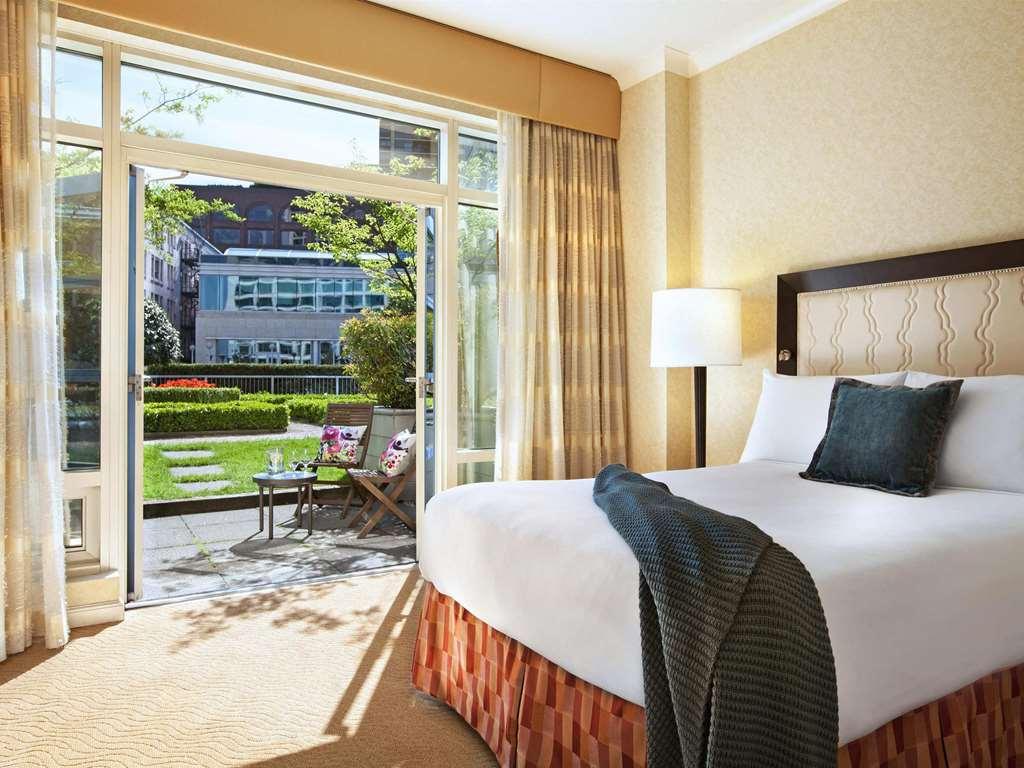 Fairmont Waterfront Hotel Vancouver Room photo