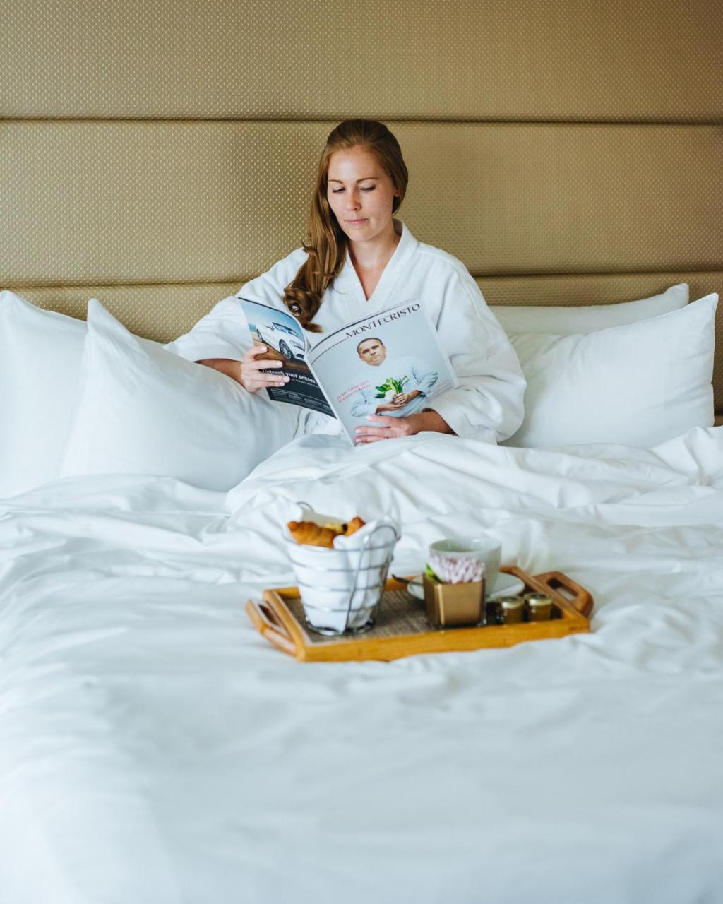 Fairmont Waterfront Hotel Vancouver Exterior photo A woman in a bathrobe