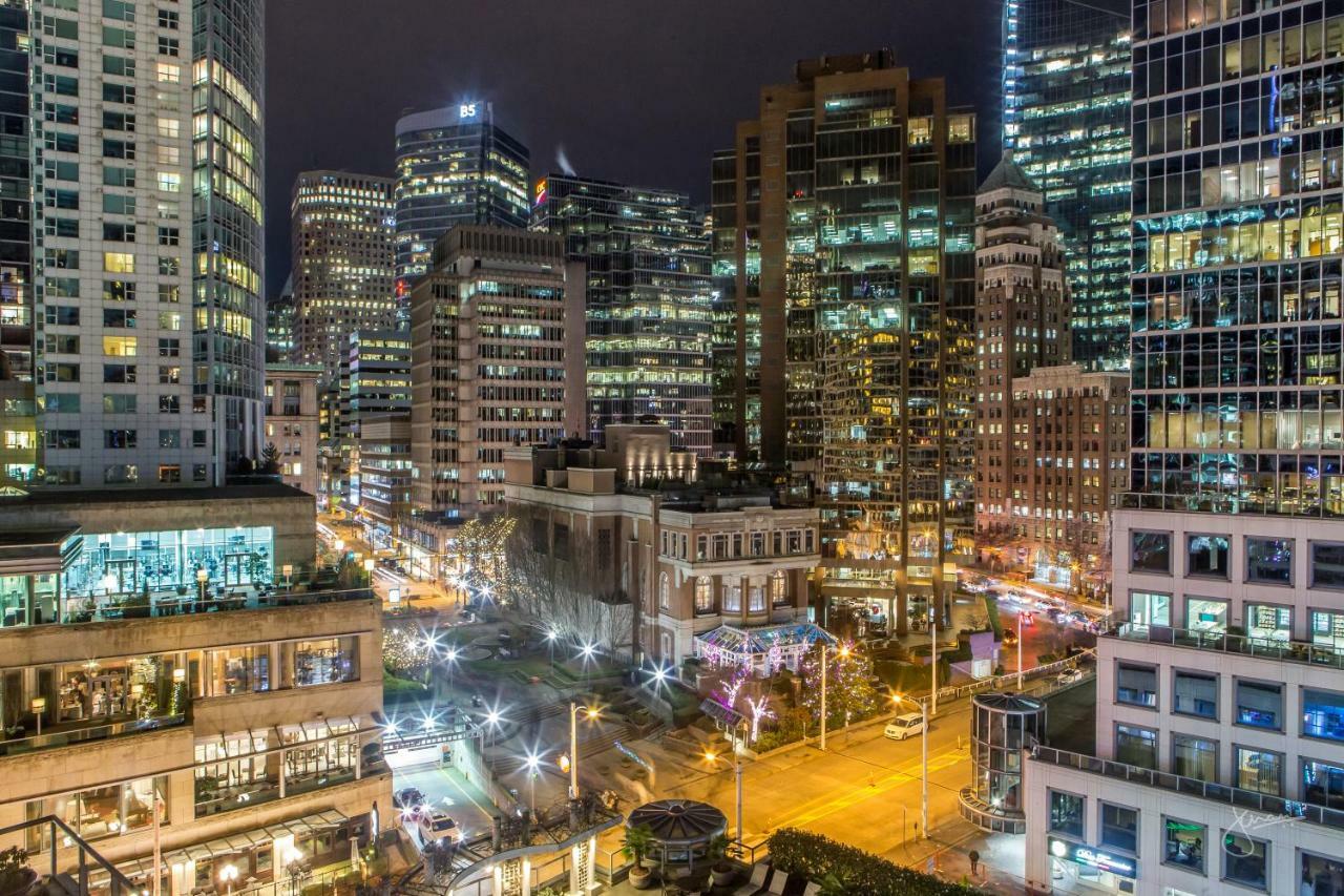 Fairmont Waterfront Hotel Vancouver Exterior photo The Financial District at night
