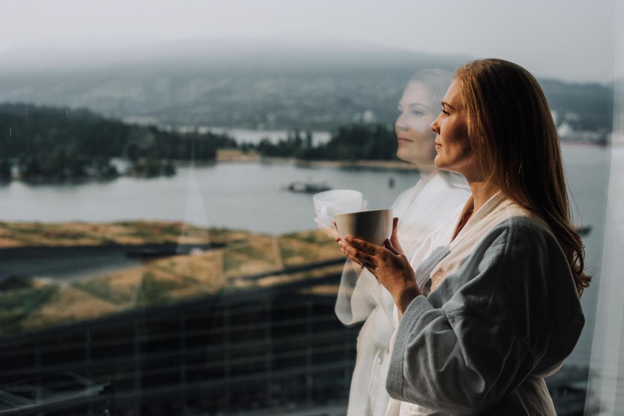 Fairmont Waterfront Hotel Vancouver Exterior photo A woman wearing a bathrobe