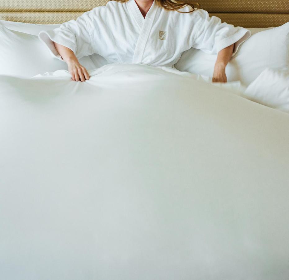 Fairmont Waterfront Hotel Vancouver Exterior photo A woman in a bathrobe