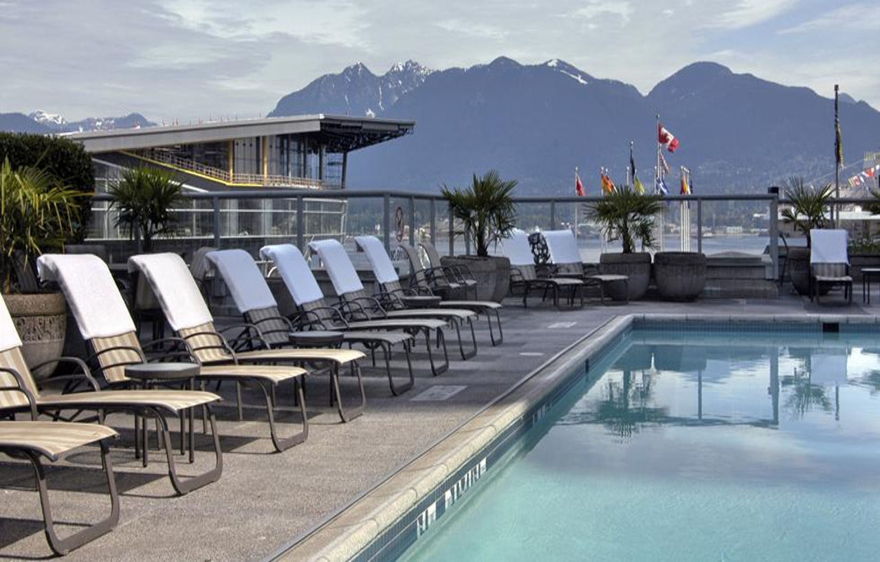 Fairmont Waterfront Hotel Vancouver Exterior photo The pool at the Fairmont Pacific Rim